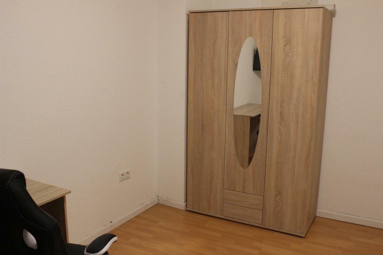 Zimmer Sucht Bewohner Дуйсбург Екстериор снимка